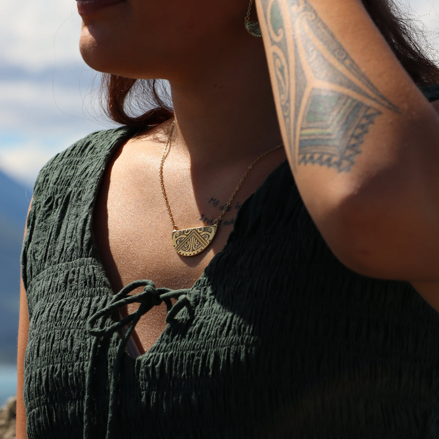 Maunga-nui Breastplate Gold Necklace